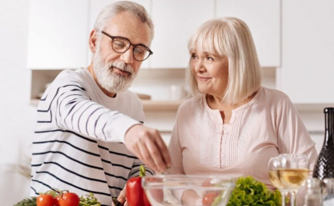 Медики перерахували найнебезпечніші продукти для літніх людей