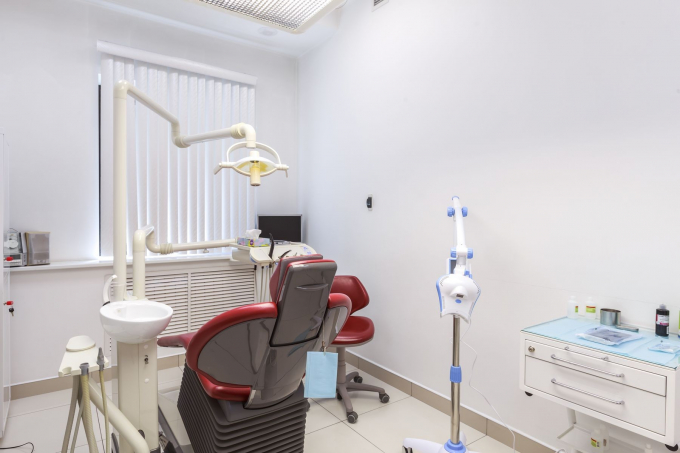 Чому при протезуванні зубів краще вибирати цирконієві коронки: пояснює стоматолог Михайло Тимко