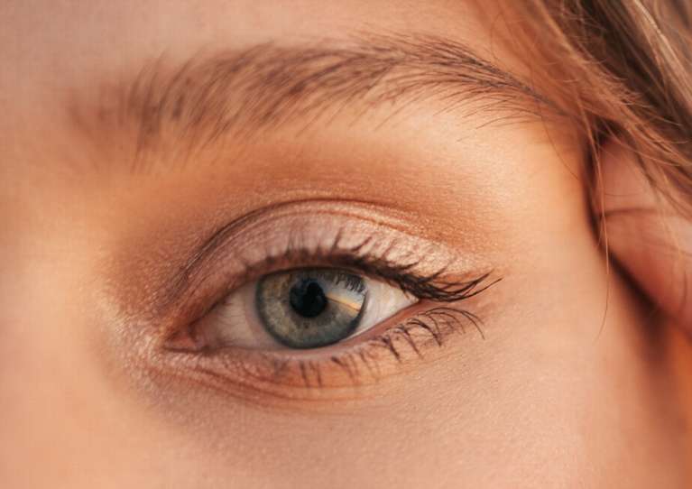 До чого свербить ліва брова: у дівчини, жінки або чоловіки - прикмета