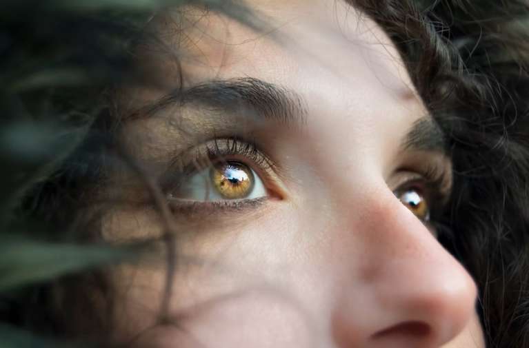 До чого свербить ніс: у дівчини, жінки або чоловіки - прикмета