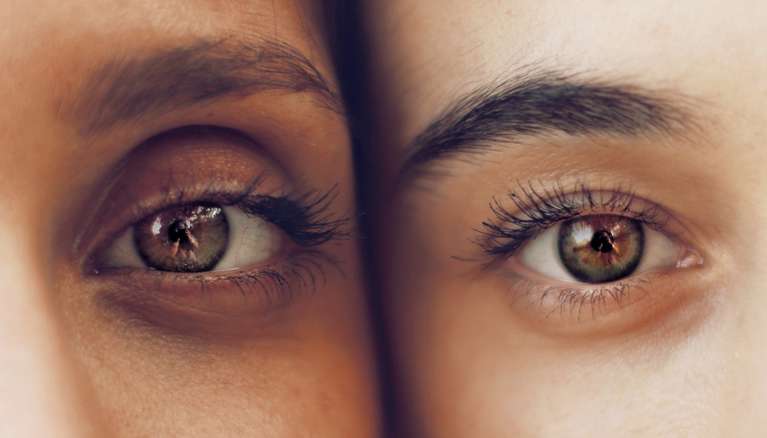 До чого свербить права брова: у дівчини, жінки або чоловіки - прикмета