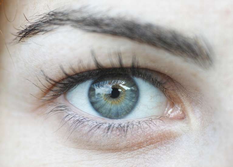 До чого свербить права брова: у дівчини, жінки або чоловіки - прикмета