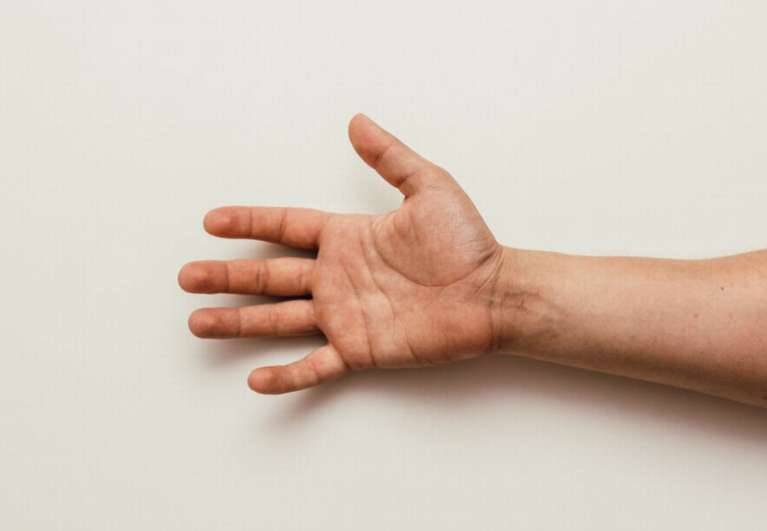 До чого свербить права рука? - тлумачення прикмети