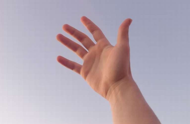 До чого свербить праве зап'ястя: у дівчини, жінки або чоловіки - прикмета