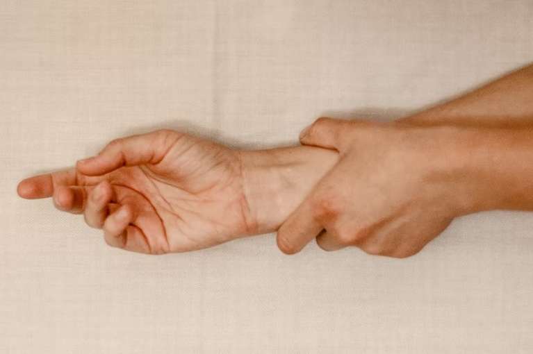 До чого свербить праве зап'ястя: у дівчини, жінки або чоловіки - прикмета