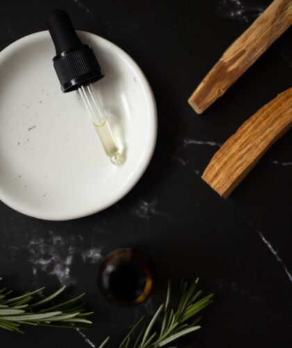 Розмарин для обличчя в косметиці та застосування розмаринової олії в масках