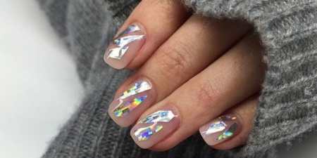 Прозорий манікюр з малюнками, блискітками, місячний або френч