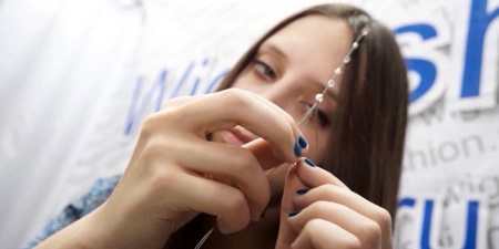 Стрази для волосся на волосіні — як правильно закріпити і доглядати