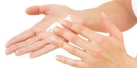 Як вибрати крем для рук проти старіння за типом шкіри, сезоном