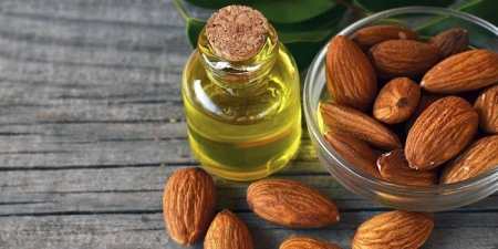Мигдальна олія для шкіри навколо очей — народні рецепти масок
