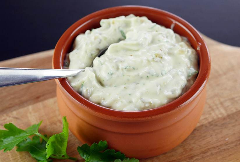 Як приготувати соуси з солоними огірками?