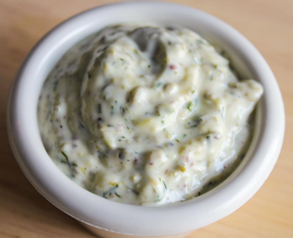 Як приготувати соуси з солоними огірками?