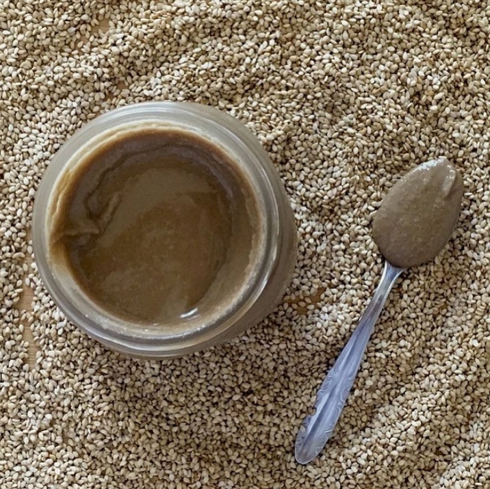 Тахіні та тахінна (кунжутна) паста-що це? Також рецепт приготування в домашніх умовах.