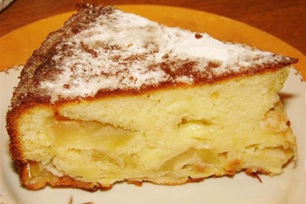 Шарлотка на кислому молоці з яблуками: покроковий рецепт приготування