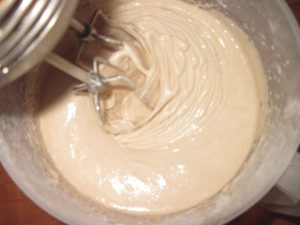 Шарлотка на молоці з яблуками: готуємо вдома ароматний пиріг