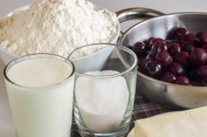 Пиріг равлик з вишнею – рецепт приготування, як укласти начинку