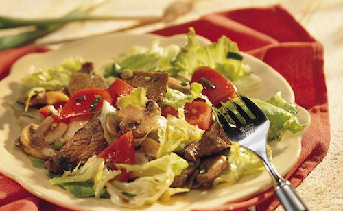 Салат з маринованими грибами: смачні рецепти з фото