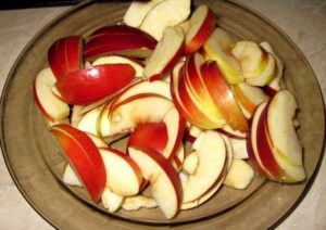 Яблучний пиріг на швидку руку в домашніх умовах