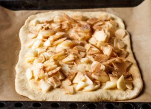 Яблучний пиріг з дріжджового тіста