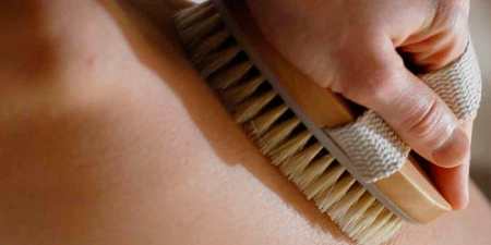 Щітка для сухого масажу тіла — особливості вибору, використання в домашніх умовах і догляду за нею