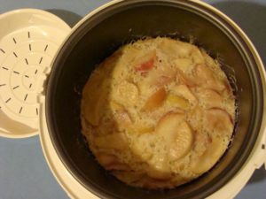 Дієтична шарлотка з яблуками – легкий низькокалорійний рецепт