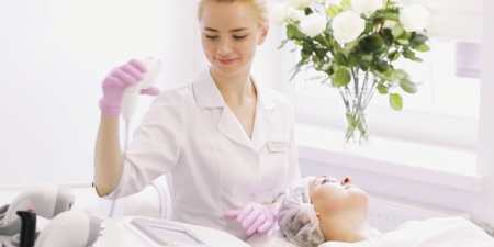 Фотоомолодження обличчя — механізм дії і вид процедур, показання та протипоказання фототерапії, переваги і недоліки фотолікування