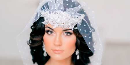 Весільні зачіски на довге волосся з фатою — зібрані, з косами або чубчиком, модні образи з фото