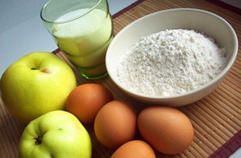 Бісквітна шарлотка з яблуками: рецепт улюбленої випічки дитинства