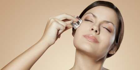 Кріомасаж обличчя — як проходить процедура в косметології: як робити в домашніх умовах та протипоказання