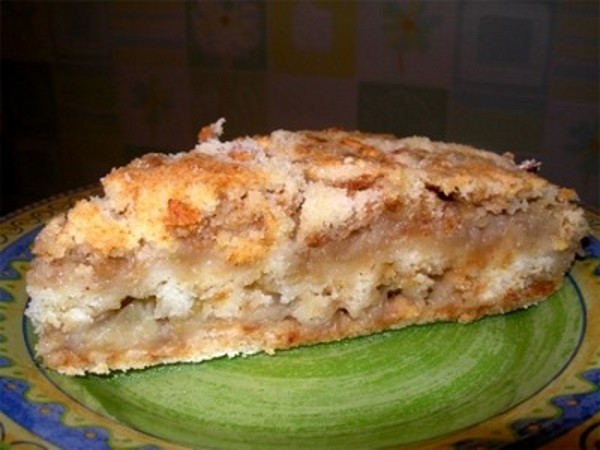 Шарлотка з тертими яблуками: соковитий десерт для гарного настрою