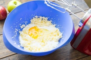 Яблучний пиріг з корицею: смачно, просто