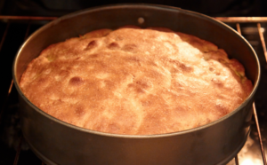 Шарлотка на кислому молоці з яблуками: покроковий рецепт приготування