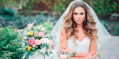 Весільні зачіски на довге волосся з фатою — зібрані, з косами або чубчиком, модні образи з фото