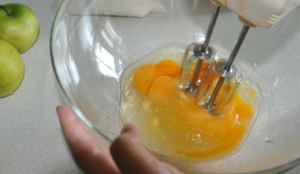 Швидка шарлотка з яблуками на швидку руку