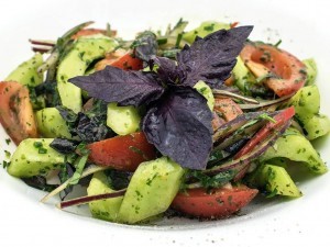 Салати з помідорів і огірків на святковий стіл — 7 найкращих рецептів