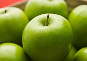 Шарлотка з тертими яблуками: соковитий десерт для гарного настрою