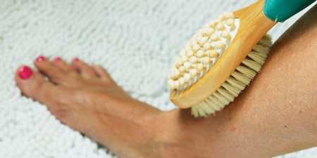 Щітка для сухого масажу тіла — особливості вибору, використання в домашніх умовах і догляду за нею
