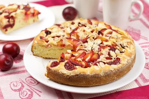 Пиріг зі сливами та яблуками: простий, смачний рецепт