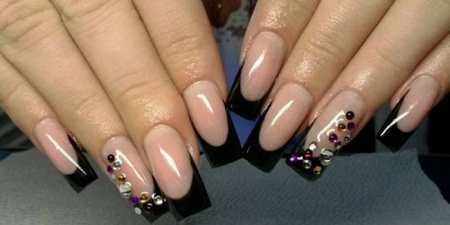 Чорний френч на нігтях: новинки в манікюрі