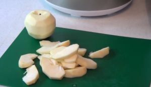 Яблучний пиріг в мультиварці “Редмонд” – безпрограшний рецепт