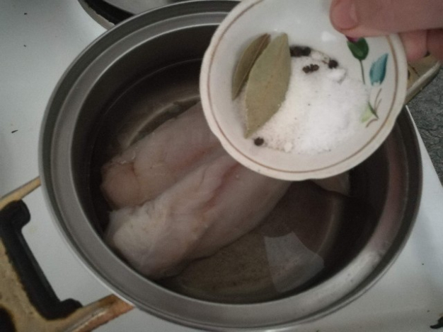 Минтай — 3 рецепта приготування салатів з риби