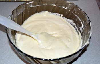 Бісквітна шарлотка з яблуками: рецепт улюбленої випічки дитинства