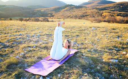 «Око відродження»: 5 тибетських вправ, користь і протипоказання гімнастики, плюси і мінуси, результати