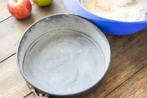 Яблучний пиріг з корицею: смачно, просто