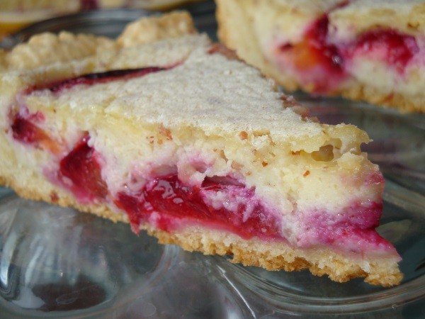 Заливний пиріг зі сливами: рецепт на швидку руку