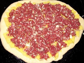 Пиріг з фаршем в духовці – смачна випічка за 45 хв