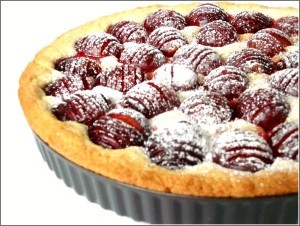 Заливний пиріг зі сливами: рецепт на швидку руку