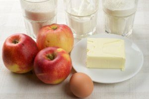 Яблучний пиріг на швидку руку в домашніх умовах