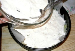 Шарлотка з тертими яблуками: соковитий десерт для гарного настрою