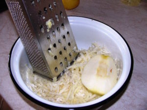 Шарлотка на молоці з яблуками: готуємо вдома ароматний пиріг